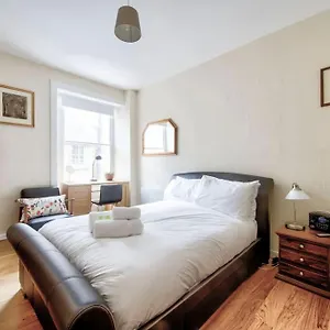 Apartment Charm & Character On Historic Rose Street, Edinburgh